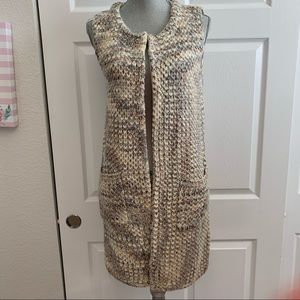 SOLITAIRE long sleeveless cardigan S in beautiful neutrals top hook closure